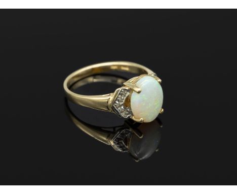14 kt Gold Ring mit Opal und Diamanten,   GG/WG 585/000, ovaler Opalcabochon mit überwiegend grünem Farbspiel, 10 8/8-Diamant