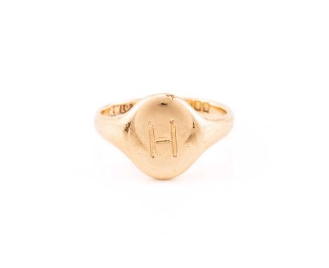 A signet ring in 18ct yellow gold, with the initial 'H' engraved on the oval ring head, to a tapering D-section shank, London