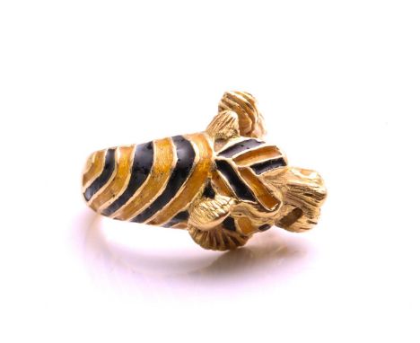 An enamel tiger head ring, composed of striped black and yellow enamel on a carved tiger head and tail, yellow metal stamped 