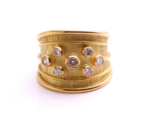 De Vroomen - An 18ct yellow gold ring set with diamonds, comprising seven collet-set round brilliant-cut diamonds, on a stria