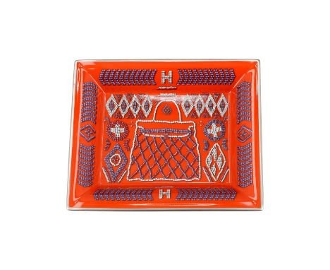 HERMÈS Ablage "KELLY EN PERLES", akt. NP.: 645,-€. Modell aus Porzellan, Basis mit Veloursziegenleder bezogen, handgemalte Ra