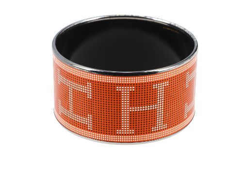 HERMÈS Armreif, akt. NP.: 730,-€. Extra breiter Armreif aus bedrucktem Email mit Palladiumauflage. Tragespuren vorhanden. 3,8