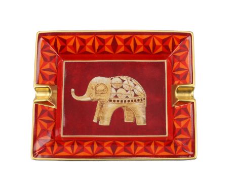 HERMÈS Aschenbecher, akt. NP.: 645,-€. Modell aus Porzellan mit Basis aus Veloursziegenleder, Kerben und goldene Verzierungen