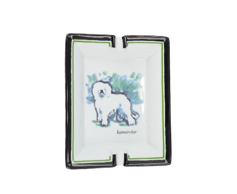 HERMÈS Aschenbecher, akt. NP.: 645,-€ Modell aus Porzellan mit Basis aus Veloursziegenleder, Kerben, handgemaltes Komondor-Mo