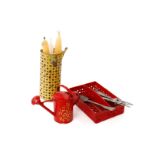 ROCK & GRANER seltene zierliche Gießkanne, Besteckkasten und Kerzenhalter, Blech, handlackiert, um