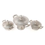 Seltenes Ensemble von 3 zusammengehörigen Zinn-Terrinen, um 1830, für die Rauchfangküche, sehr