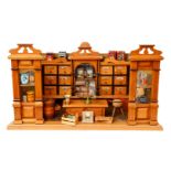 Sehr schöner kleiner Kaufladen um 1900, mit zwei Schaufenstern und originaler Theke, sehr schöne