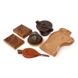 6 frühe Accessoires für die Puppenküche & Rauchfangküche, um 1830-1890, 3 Modeln, 1 vollständiger