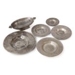 Konv. sehr frühe Zinn-Wöchnerinnenschüssel und 5 Zinn-Prunkteller, um 1790-1830, für die