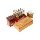 4 Accessoires für den Kaufladen, um 1900, seltenes Set ”Kathreiner Malz-Kaffee”, Holzkistchen mit