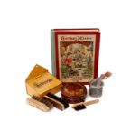 4 dekorative Accessoires für die Puppenküche, um 1900, sehr schöner Blechkasten für ”Wichszeug”,