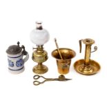 5 schöne Accessoires für die Puppenküche, um 1890/1900, Petroleumlampe, Messing-Mörser,