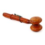 Seltener Zuckerhammer, Holz, Griff zu Öffnen, mit inwendigem Messereinsatz, Länge 9 cm, Rarität