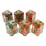 Set von 6 sehr schönen Kaufladendosen um 1900, leuchtende Farben, 1 Dose mit kleinen Lackabrieben,