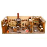 Puppenküche mit Vorratsküche, um 1900, reich bestückt, darunter frühe Zinnteile wie Terrinen,