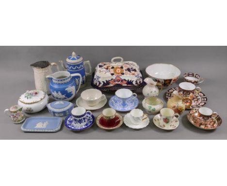 A collection of six pieces of Derby and Royal Crown Derby Imari pattern, a Royal Crown Derby bowl and cover and a tea cup and