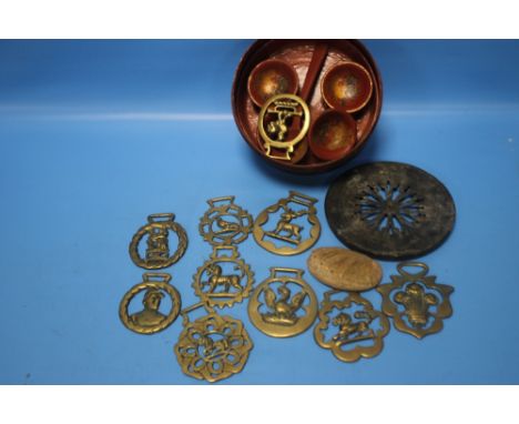 A PAPIER MACHE ORIENTAL SET TOGETHER WITH A CLOCK BACK, HORSE BRASSES ETC.
