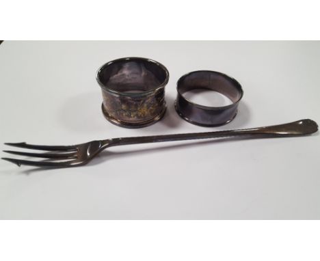 TWO HALLMARKED SILVER NAPKIN RINGS AND A SILVER FORK