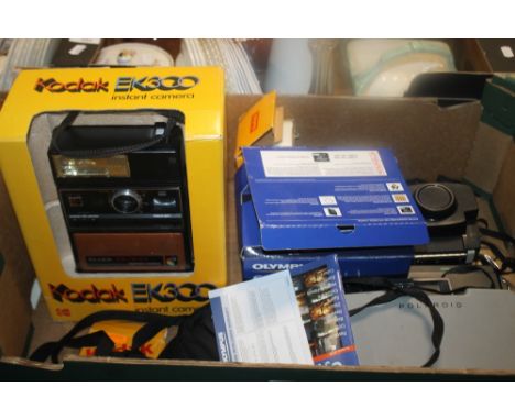 A TRAY OF CAMERAS TO INCLUDE POLAROID 104, KODAK ETC.