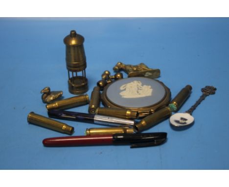 A TRAY OF COLLECTABLES TO INCLUDE A MINIATURE MINER'S LAMP, COMPACT ETC.