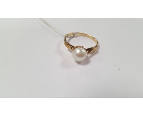 A YELLOW METAL AND PEARL DRESS RING