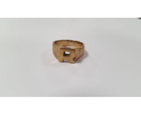 A 9 CT GOLD RING WITH INITIAL 'R', W 6.7 g