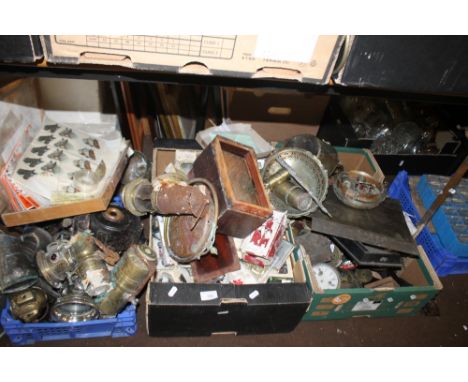 THREE TRAYS OF COLLECTABLES TO INCLUDE CLOCK PARTS, VINTAGE LAMPS, RECORDS ETC. (TRAYS NOT INCLUDED)
