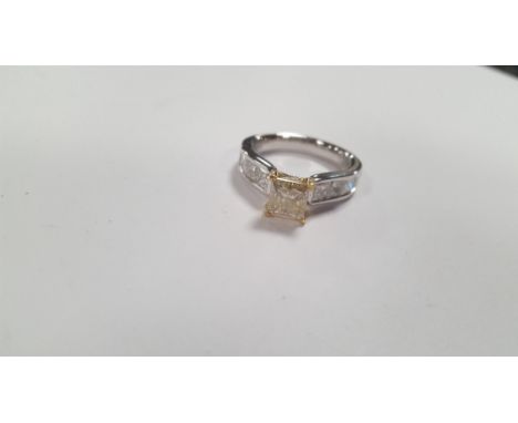 AN 18 CT WHITE GOLD NATURAL PRINCESS-CUT DIAMOND RING WITH PRINCESS-CUT DIAMOND SHOULDERS, CENTRE YELLOW DIAMOND 1.50 CT, DIA