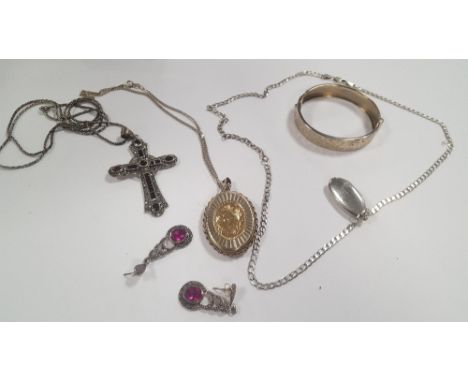 A COLLECTION OF WHITE METAL JEWELLERY TO INCLUDE BANGLE, NECKLACE EARRINGS ETC.