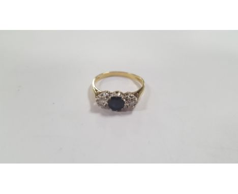 A LADIES 18 CT GOLD DIAMOND AND SAPPHIRE DRESS RING, A CENTRAL SAPPHIRE FLANKED BY A DIAMOND TO EITHER SIDE