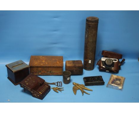 A BOX OF COLLECTABLES TO INCLUDE A CARL ZEISS WERRA CAMERA, A TRINKET BOX IN THE FORM OF A PIANO ETC.