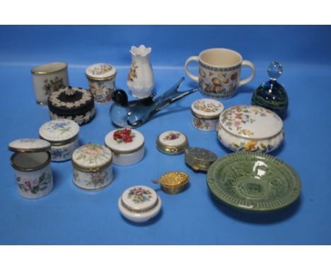 A SMALL COLLECTION OF CERAMICS TO INCLUDE AYNSLEY, A WEDGWOOD LIDDED BOWL, TWO GLASS PAPERWEIGHTS, A TRINKET BOX ETC.