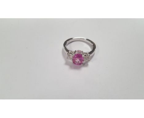 AN 18 CT WHITE GOLD OVAL-CUT PINK SAPPHIRE AND DIAMONDS THREE STONE RING, PINK SAPPHIRE 1.50 CT, RBC DIAMONDS 0.35 CT