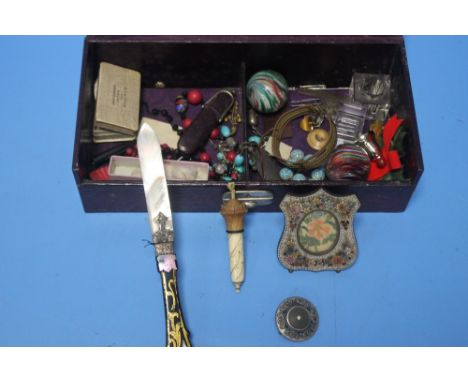 A BOX OF COLLECTABLES TO INCLUDE AN INKWELL, BROOCH, LETTER OPENER ETC.