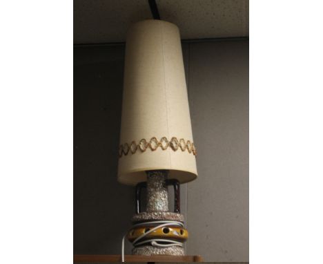 A VINTAGE 1960S / 70S STYLE LAMP, H 77 cmCondition Report: The lamp has no damages that we can find