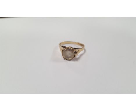 A 9 CT GOLD LADIES DRESS RING WITH A CLEAR STONE