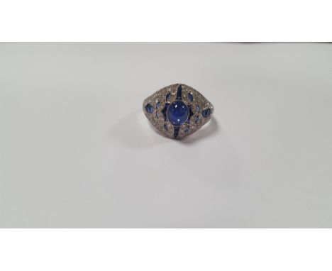 AN ART DECO-STYLE PLATINUM DRESS RING SET WITH A CENTRAL CABOCHON SAPPHIRE AND FURTHER DIAMONDS AND SAPPHIRES,&nbsp;SIZE O