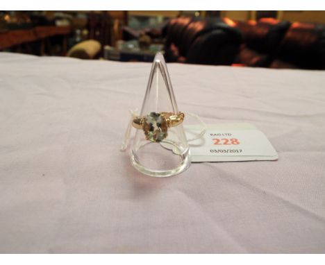 A 9ct gold ring inset with green amethyst, size N