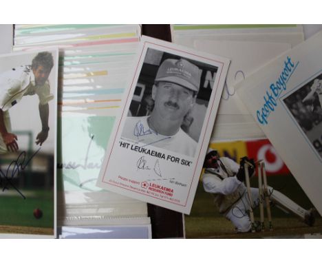 Cricket - An album of autographs including Kevin Peterson, Gary Sobers, Shane Warne, Ian Botham, Don Bradman, Tendilkar, Viv 