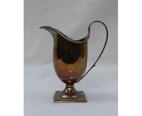 A late Victorian silver helmet shaped cream jug, on a square foot, London, 1898, approximately 123 grams