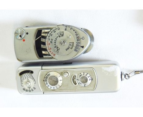 Minox Wetzlar Complan 1:3,5 metal cased miniature folding camera in leather case and a Leica light meter no.45834 (2) 