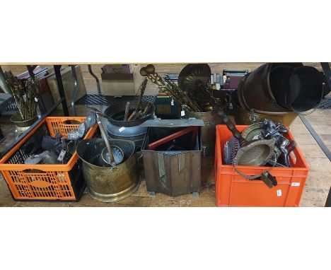 Quantity of metalware&nbsp;to include brass fireside companion tools, Art Deco coal bucket, brass coal helmet, horse brasses,