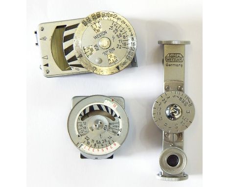 F Leitz Wetzlar metal light meter (boxed), a Leica light meter no.45449 and a Leica light meter no.305707 in small leather ca