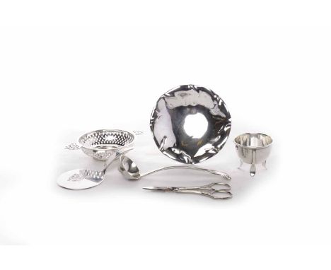 LOT OF BRITISH & CONTINENTAL SILVERincluding a silver pierced quaich, maker's mark rubbed, Chester 1913, 14cm long; together 