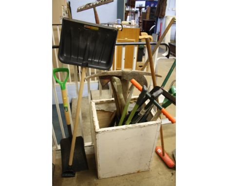 Quantity of gardening tools