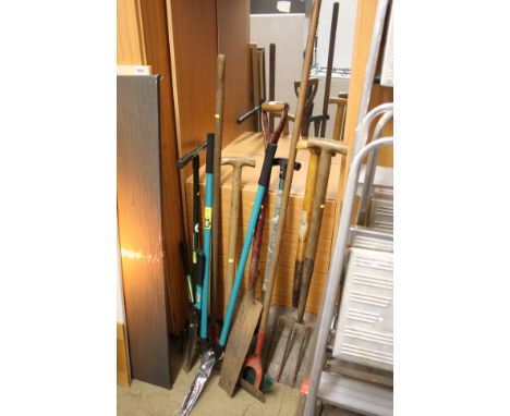 Quantity of garden tools