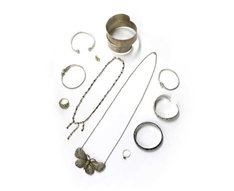 A quantity of silver jewellery, to include a sterling silver Links of London bangle, a silver peridot set ring, a silver past