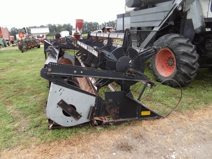 Lot: 1095 -Gleaner K2 Combine w/13' Grain Head