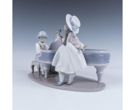 Glossy enchanting sculpture of a pianist and a singer, enjoying the music. Colored in lavender and rose. Lladro backstamp. 10