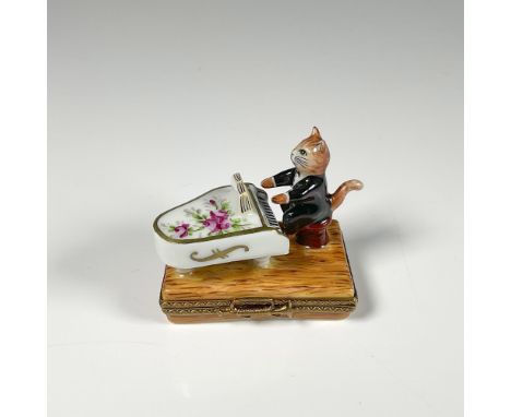 A sophisticated box featuring an orange cat playing the piano, creating an amusing and happy atmosphere. Marquise de Pompadou